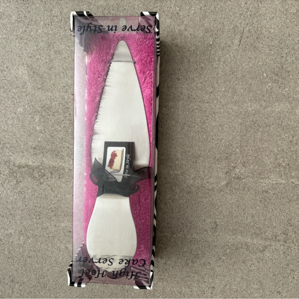 Wild Eye Designs NWT high heel cake server